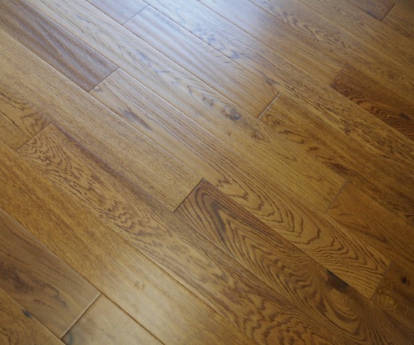Elegant Golden Classic Oak Engineered Wood Flooring 18mm x 125mm Hand scraped Lacquered 
