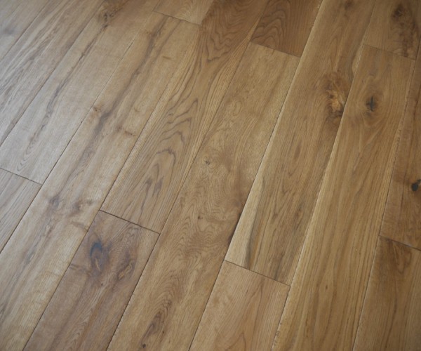 Royal Golden Classic Solid Wood Flooring Oak Plank 18mm x125mm Handscraped UV Oiled 