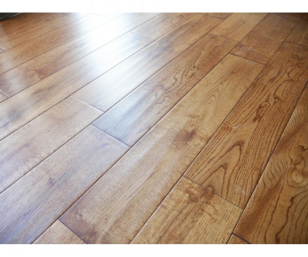 Elegant Golden Oak Solid Wood Flooring 18mm x 125mm Hand scraped Lacquered 